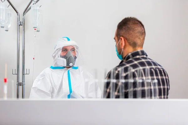 Trabalhador Médico Epi Conversando Com Paciente Laboratório Hospitalar Para Covid — Fotografia de Stock