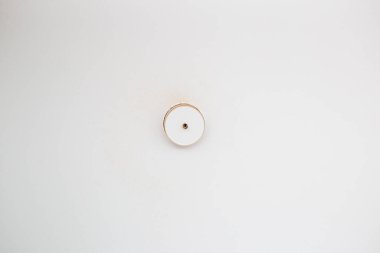 Mutfak raflarında delik açan dairesel matkaplı bir marangoz..