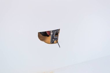 Marangozun mutfak elementinde delikler açtığı bir yapbozun yakın çekimi ve ahşap bir atölye..