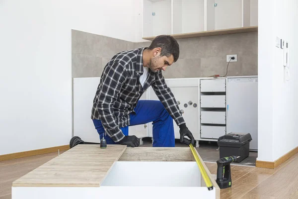 Carpenter Měřil Police Prázdném Bytě Kde Začal Skládat Police Skříně — Stock fotografie