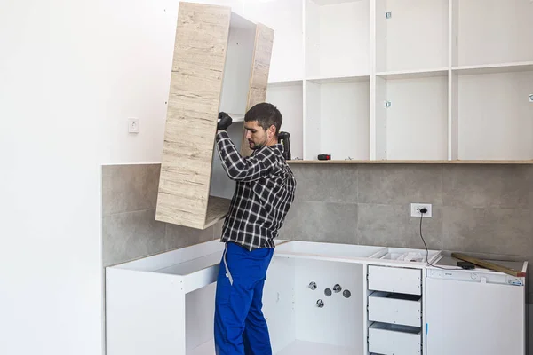 Timmerman Plaatst Nieuw Geassembleerde Keukenplanken Beoogde Plaats — Stockfoto