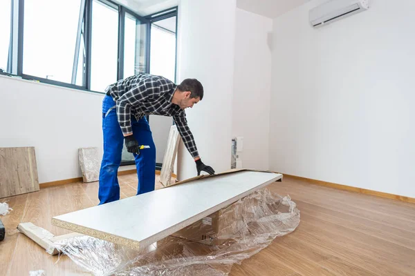 Carpintero Desempacando Los Estantes Sala Estar Vacía Del Apartamento Que —  Fotos de Stock