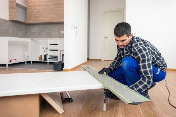 Falegname Posiziona Morsetto Sul Pavimento Una Stanza Vuota Piano Lavoro — Foto Stock