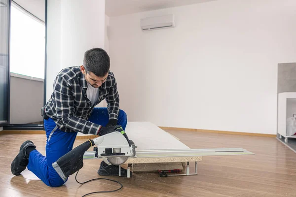 Carpintero Que Corta Una Plancha Madera Superficie Trabajo Suelo Habitación — Foto de Stock