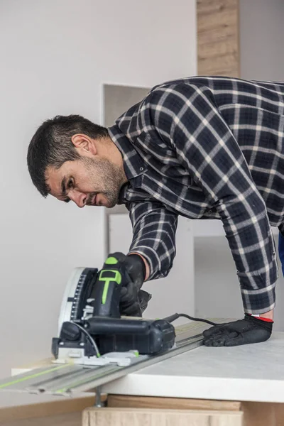 Carpintero Que Corta Una Plancha Madera Superficie Trabajo Suelo Habitación — Foto de Stock