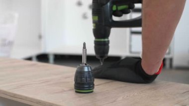 Marangoz mutfak rafının montajını bitiriyor..