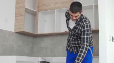 Marangoz mutfak raflarının ön paneline vida monte ve menteşe.