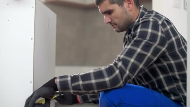 Timmerman Mat Planken Een Leeg Appartement Waar Hij Planken Kasten — Stockvideo