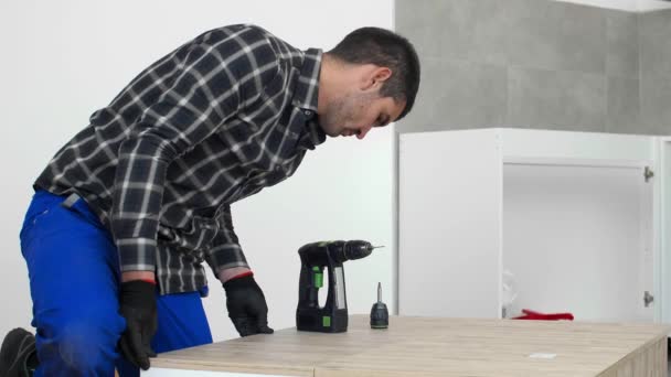 床にキッチン棚の組み立てを完了大工 — ストック動画