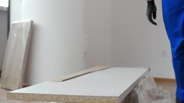 Timmerman Pakt Planken Uit Lege Woonkamer Van Het Appartement Die — Stockvideo