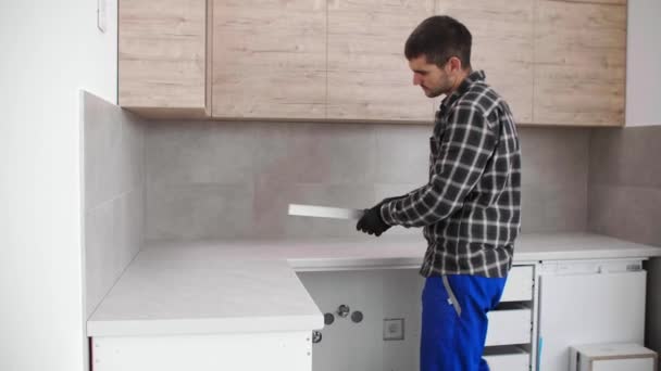 Stolarz Umieszcza Formowanie Aluminium Miejscu Powierzchni Roboczej Kuchni — Wideo stockowe