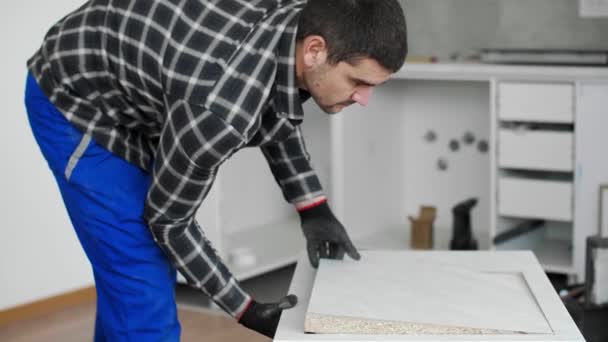 木匠木匠用有绳索的锯子切割部分木制表面 的木匠 用于厨房悬挂装置的架子 — 图库视频影像