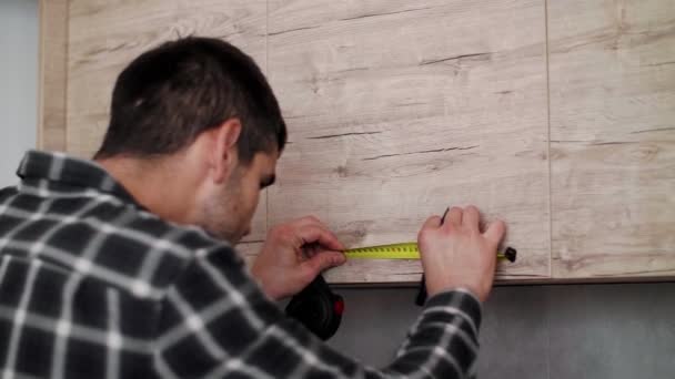 Timmerman Mat Planken Een Leeg Appartement Waar Hij Planken Kasten — Stockvideo