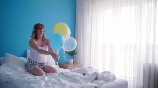 Eine Glückliche Schwangere Kaukasische Frau Hält Ein Paar Luftballons Ihrem — Stockvideo