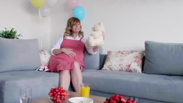 Una Mujer Caucásica Embarazada Sonriente Feliz Está Sentada Sala Estar — Vídeos de Stock