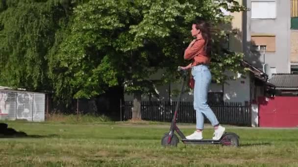 Jeune Belle Femme Monte Scooter Électrique Travers Une Colonie Urbaine — Video