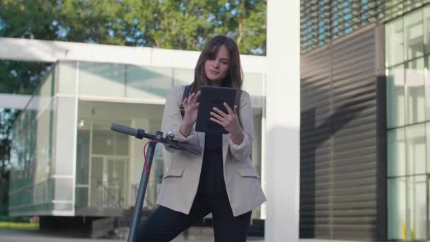 Een Jonge Mooie Vrouw Staat Naast Haar Elektrische Scooter Met — Stockvideo