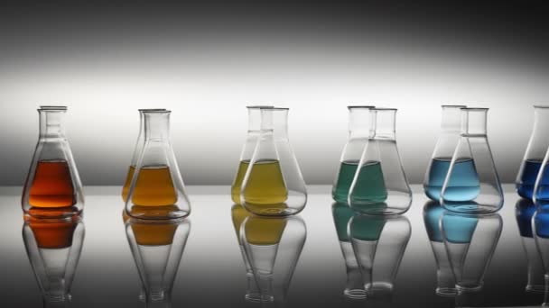 Flacons Laboratoire Remplis Liquide Vides Mélangés Réfléchissant Sur Table — Video