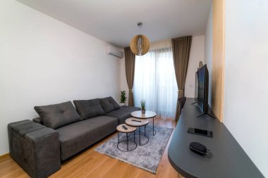 Mimari açıdan dekore edilmiş, dairede insan bulunmayan temiz, parlak oturma odası manzarası..