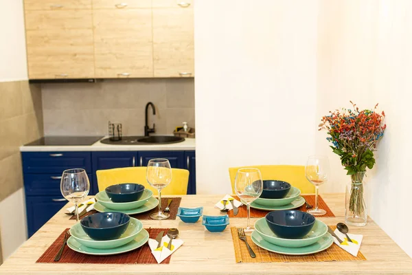 Mesa Comedor Madera Moderno Comedor Con Jarrón Plantas Juego Mesa — Foto de Stock