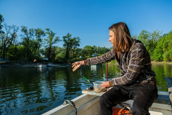 Pescador Atirar Amigo Lago Ele Está Barco Branco Com Árvores — Fotografia de Stock