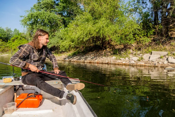 Relajado Hombre Mediana Edad Que Pesca Desde Barco Blanco Aguas — Foto de Stock