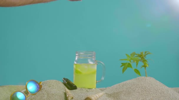 Mão Colocando Gelo Refrescante Limonada Cbd Lado Óleo Conta Gotas — Vídeo de Stock