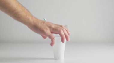 Görsel ekran ilişkisi: gelecekteki kullanım için doğal (arzu edilen) geri dönüşümlü materyallere kıyasla her gün kullandığımız plastik malzemelerin avantajları ve dezavantajları.