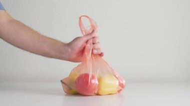Gelecekte kullanmak için doğal geri dönüşümlü materyallere kıyasla her gün kullandığımız plastik malzemelerin görsel görünüm ilişkileri avantajları ve dezavantajları.