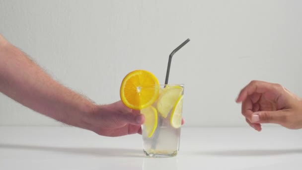 Uma Bebida Refrescante Com Decoração Frutas Copo Além Disso Bebida — Vídeo de Stock