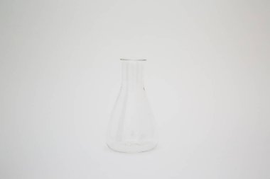 Beyaz arka planda izole edilmiş bilimsel laboratuvar şişesi.