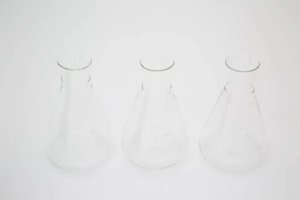 三瓶科学实验室用的白底瓶 — 图库照片