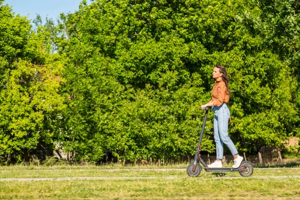 Ung Vacker Flicka Rider Elektrisk Skoter Genom Parken Och Gröna — Stockfoto