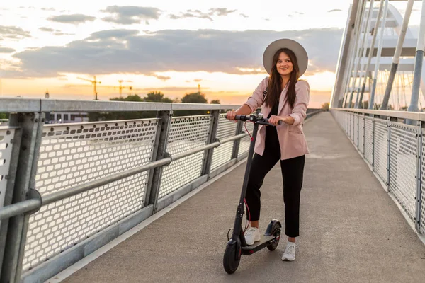 Een Jong Mooi Meisje Staat Naast Haar Elektrische Scooter Met — Stockfoto