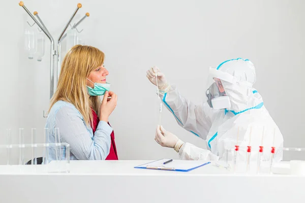 Trabalhadora Médica Realizando Teste Covid Coletando Amostra Swab Nasal Paciente — Fotografia de Stock