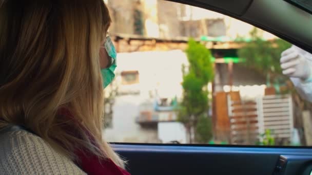 Otomobil Sürücüsü Covid Testi Yapıyor Kadın Hastadan Araba Camından Geniz — Stok video