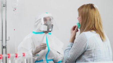 COVID-19 testi yapan bir tıp çalışanı hastanedeki kadın hastadan burun örneği Coronavirus için PCR testi, test kiti kullanan bir doktor..