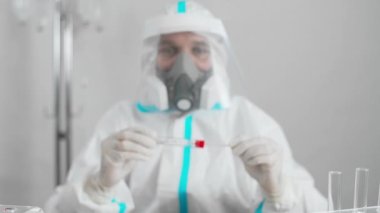 PPE 'deki tıp çalışanı hastane laboratuarında COVID 19 testi negatif çıktı..