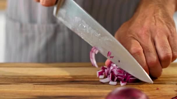 Chef Corta Cebolas Cozinha Uma Tábua Madeira Legumes Especiarias Pequenas — Vídeo de Stock