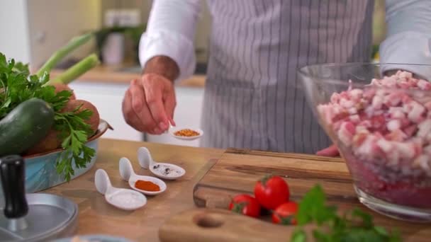 Chef Adicionando Especiarias Uma Tigela Vidro Transparente Com Carne Cebola — Vídeo de Stock