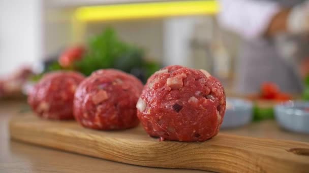 Chef Preparando Albóndigas Poniéndolas Una Tabla Madera Hay Varias Especias — Vídeos de Stock