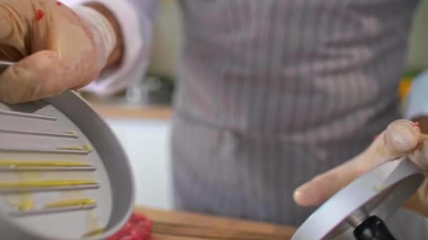 요리사가 주방에서 올리브유를 압착기 — 비디오