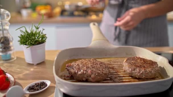 Uma Vista Perto Assar Hambúrguer Uma Frigideira Cozinha Enquanto Chef — Vídeo de Stock