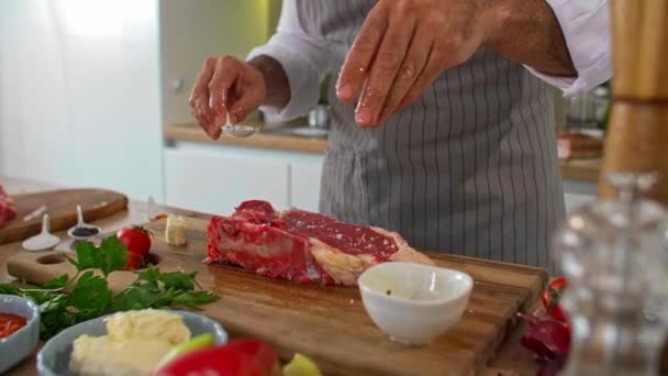 Apropiere Unui Bucătar Sărând Carne Placă Bucătărie Din Lemn Precum — Videoclip de stoc