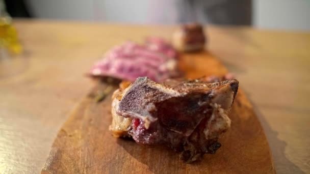 Gros Plan Montre Chef Tenant Steak Grillé Une Main Tout — Video
