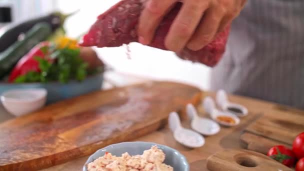 Primer Plano Las Manos Del Chef Cortando Carne Trozos Finos — Vídeos de Stock
