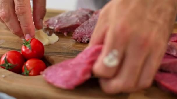 Zbliżenie Rąk Szefa Kuchni Fazie Przygotowania Którym Masło Pociera Dodaje — Wideo stockowe