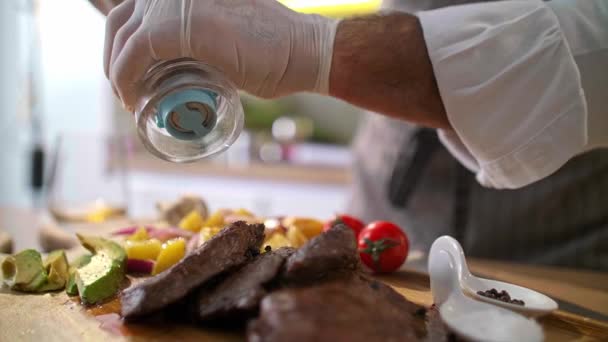 Primer Plano Del Chef Añadiendo Pimienta Carne Asada Una Tabla — Vídeos de Stock