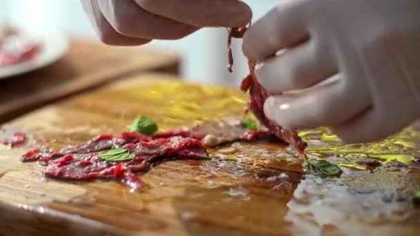 Közelkép Elkészített Carpaccio Húsról Tálcán Egy Szakács Hozzáadja Utolsó Fűszereket — Stock videók