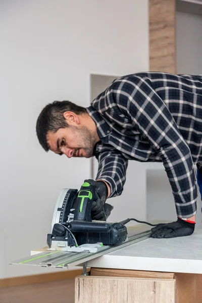 Falegname Che Taglia Una Tavola Legno Del Piano Lavoro Sul — Foto Stock